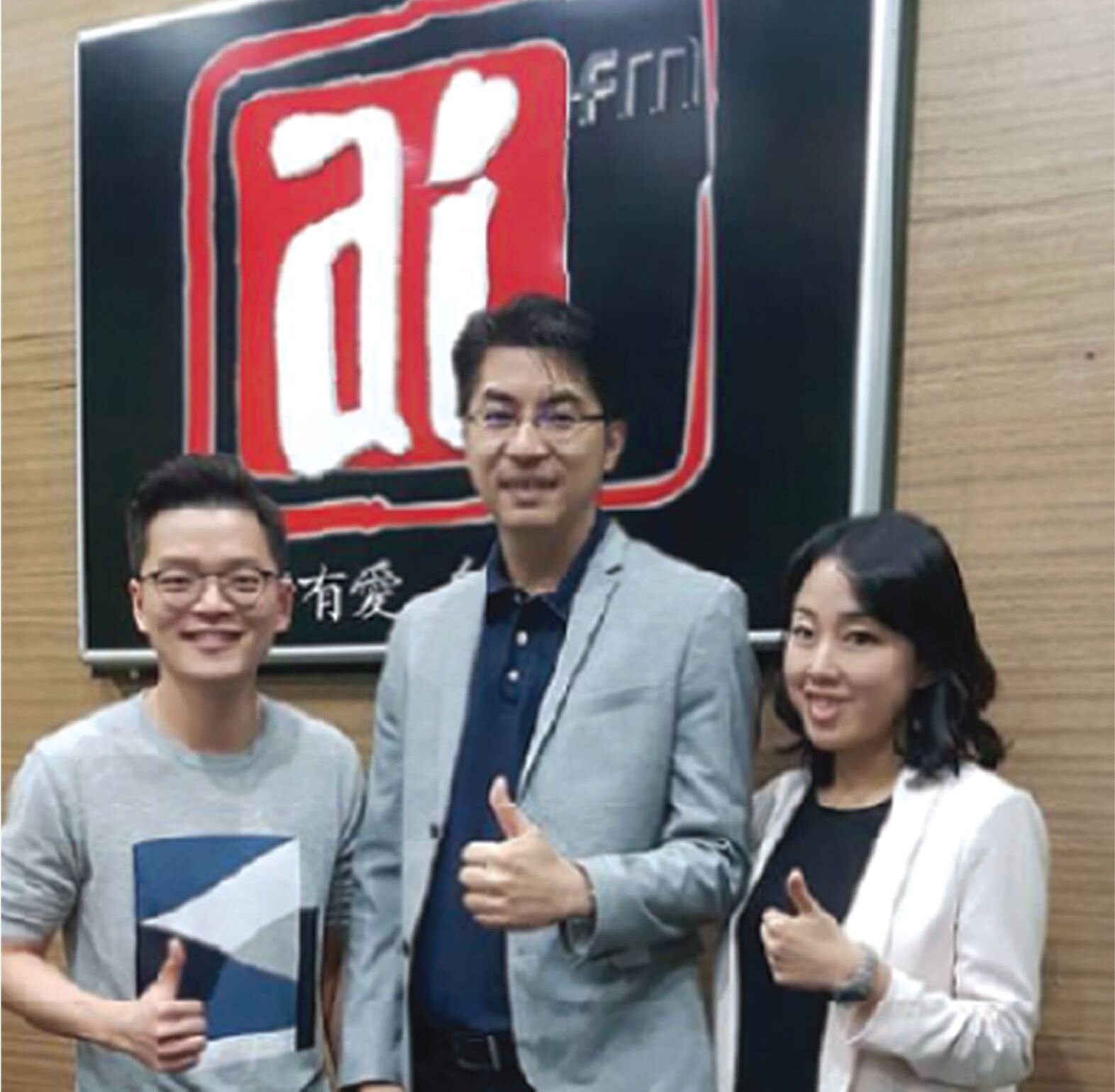 KLC首席执行长Sean Chia与营运总监——Jacelyn Tan来到爱FM（AI FM）频道104.9，与电台主持人苏进川一起分享他们9年来共同创业的心得和点滴。